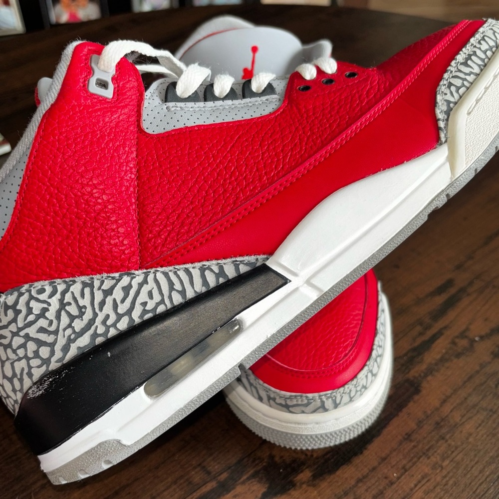 Jordan 3 Retro SE Unite.